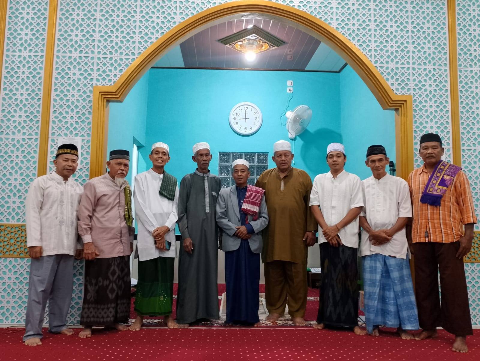 Kepala KUA Benakat Menyampaikan Kultum di Mushollah Baitul Mukmin