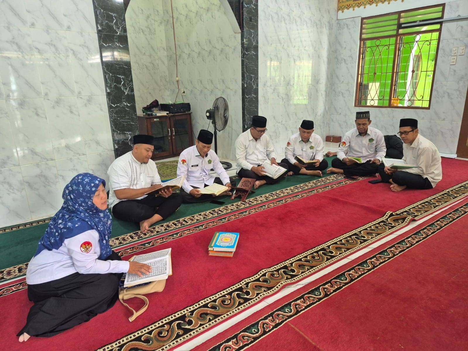 Semarak Ramadhan Kemenag Deli Serdang: KUA STM Hilir Gelar Tadarusan Bersama di Mushola Kemenag