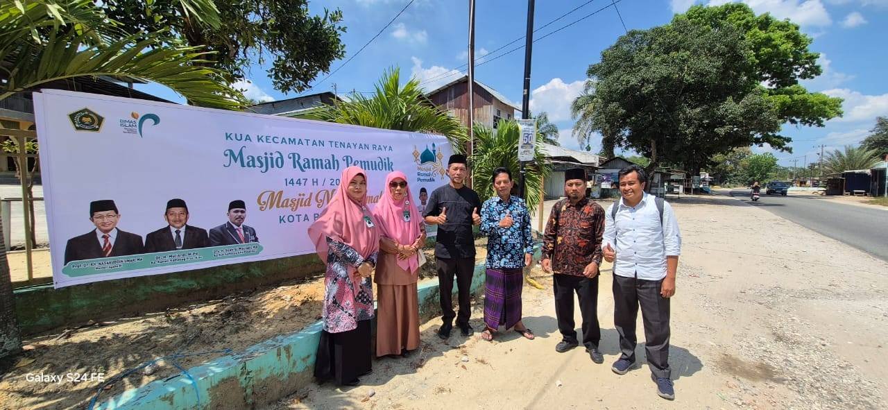 Manjakan Pemudik, Kepala KUA Kecamatan Tenayan Raya Bersama Penyuluh Agama KUA Pasang Spanduk 