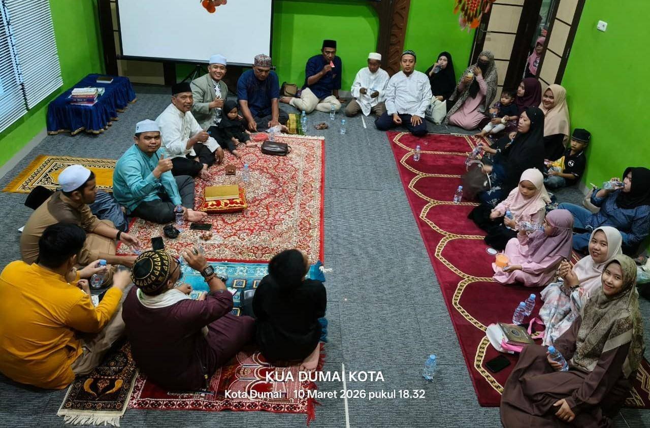 Raih Keberkahan Ramadan, KUA Dumai Kota Isi Momen Berbuka dengan Khatam Al-Qur'an dan Doa Bersama