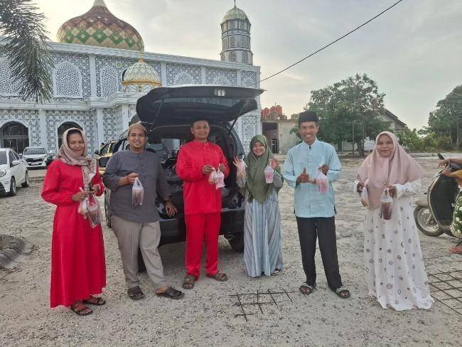 Ramadan Berkah, KUA Bunut Bagikan Takjil kepada Pengguna Jalan