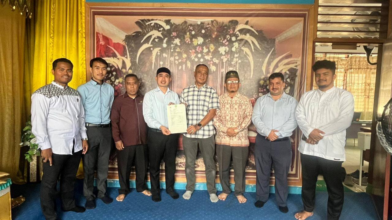 KUA Binjai Timur Serahkan Akta Ikrar Wakaf (AIW) Pesantren Sulaimaniyah