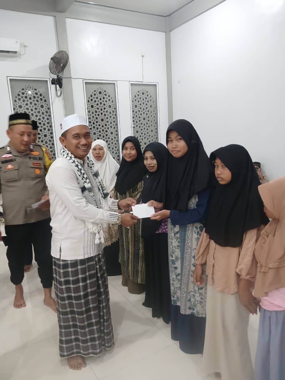 KUA Belitang Mengisi Safari Ramadhan Dengan Memberi Santunan Anak Yatim