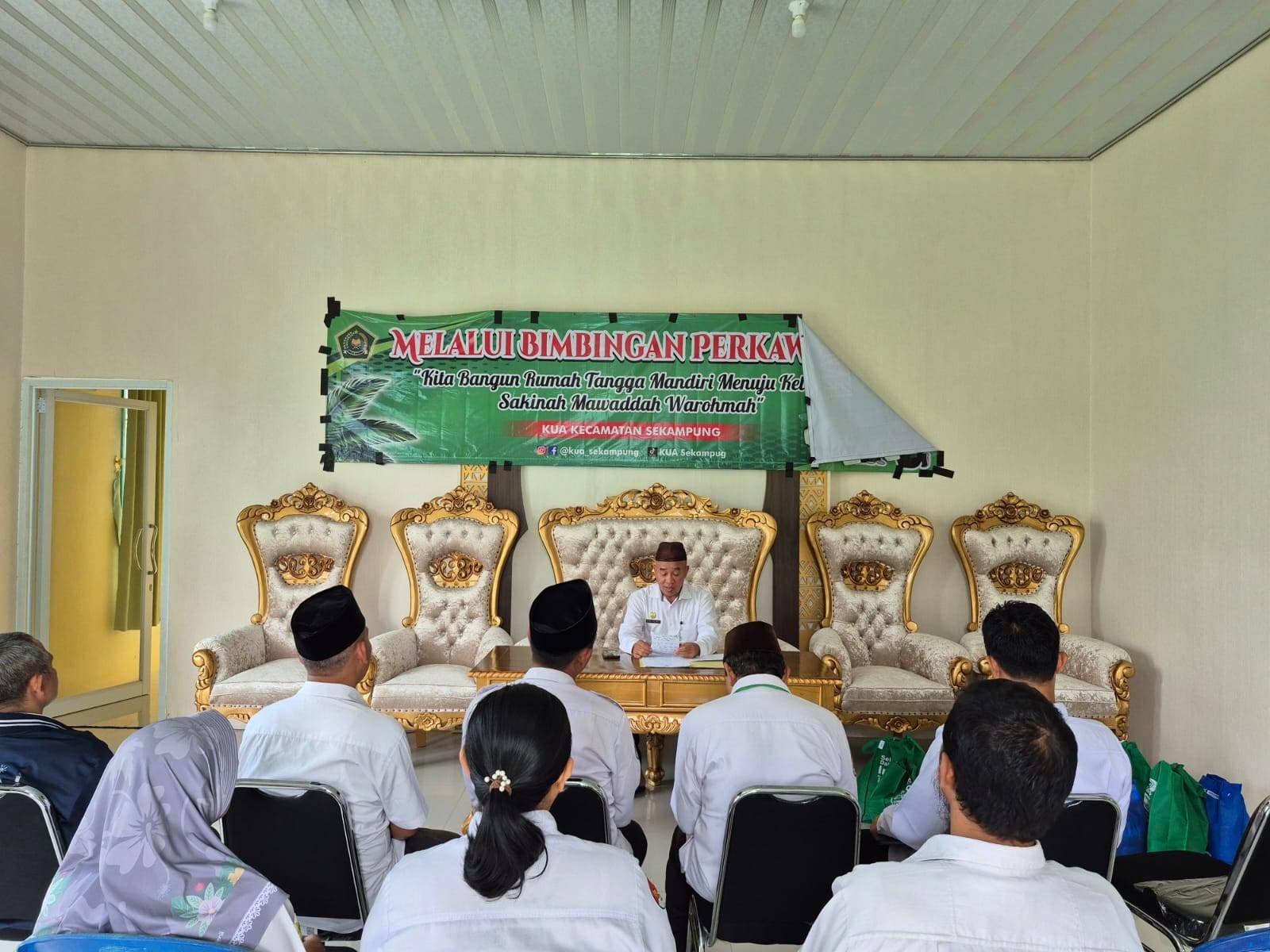 Kepala KUA Sekampung Berikan Pembinaan dan THR Jelang libur Hari Raya Idul Fitri 1447 H