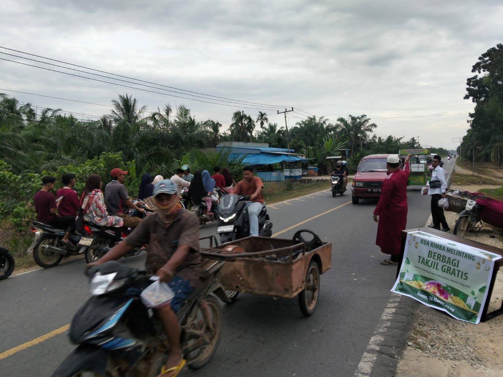 Semangat Toleransi, KUA Rimba Melintang Bagikan Takjil Bersama Penyuluh Lintas Agama