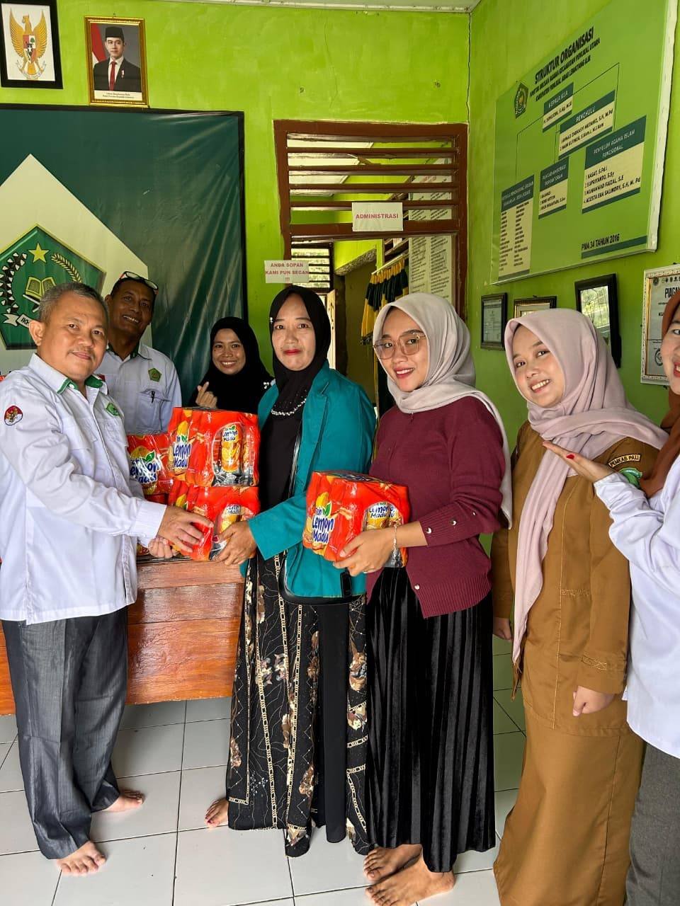 KUA Penukal Utara Berbagi Bingkisan Hari Raya di Masa WFA