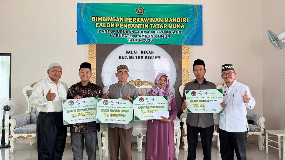 Kepala KUA Metro Kibang Serahkan Santunan kepada Guru Ngaji