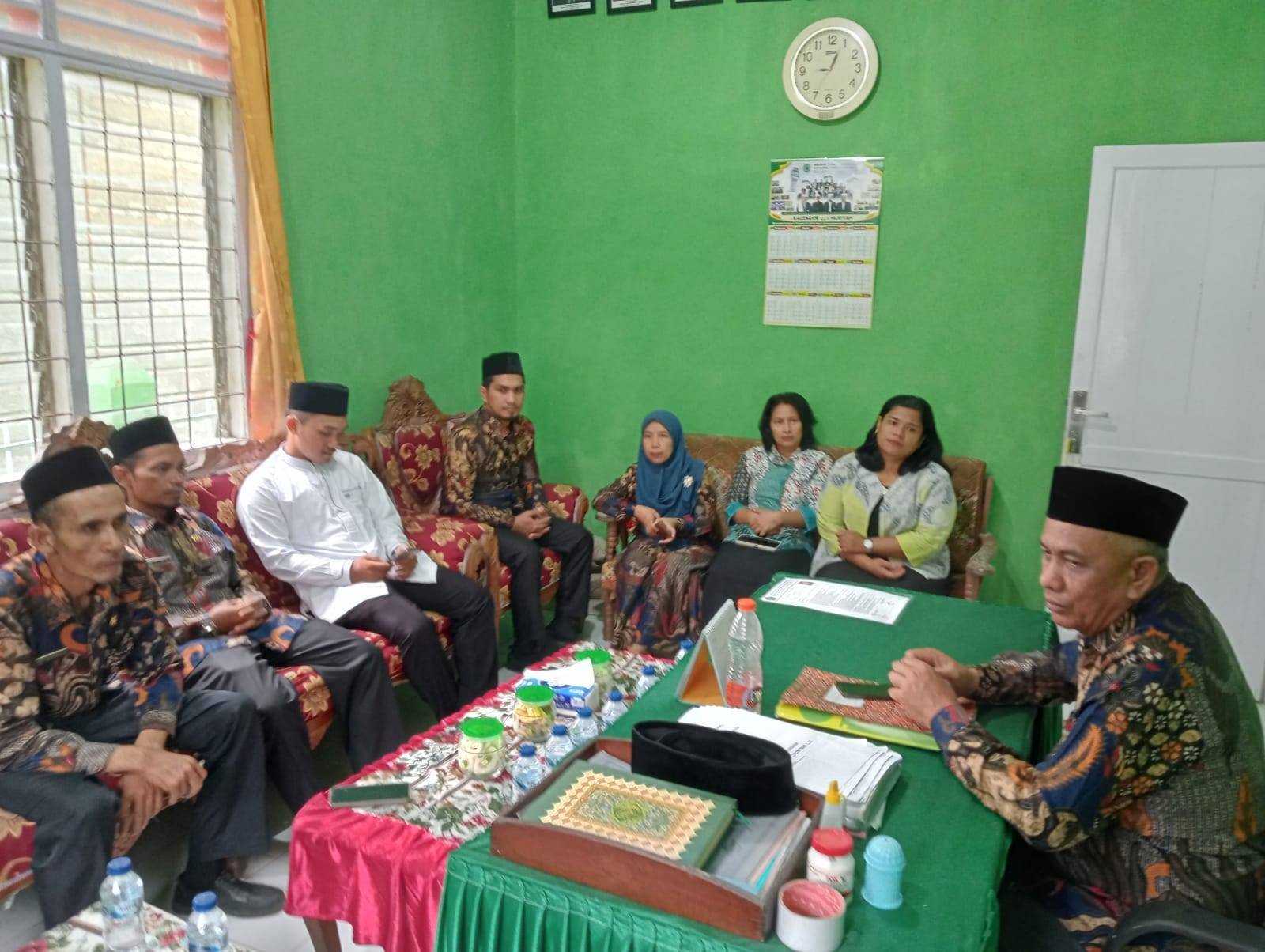 Pasca Lebaran Idul Fitri, KUA Angkola Selatan Halal Bihalal Antar Pegawai
