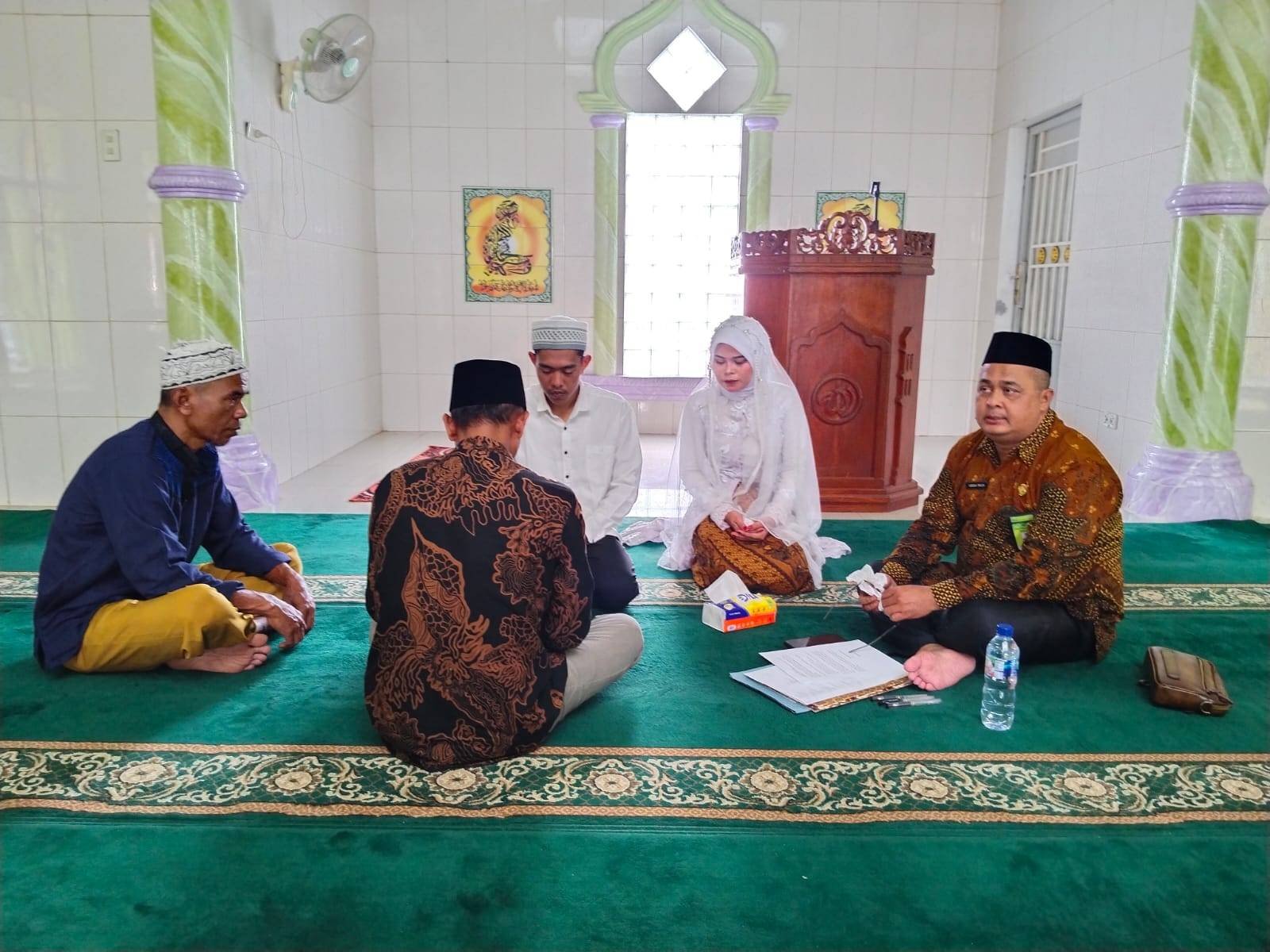 Semangat Pelayanan Pasca Ramadhan, Ka. KUA Bosar Maligas Dampingi Akad hingga Pencatatan Nikah