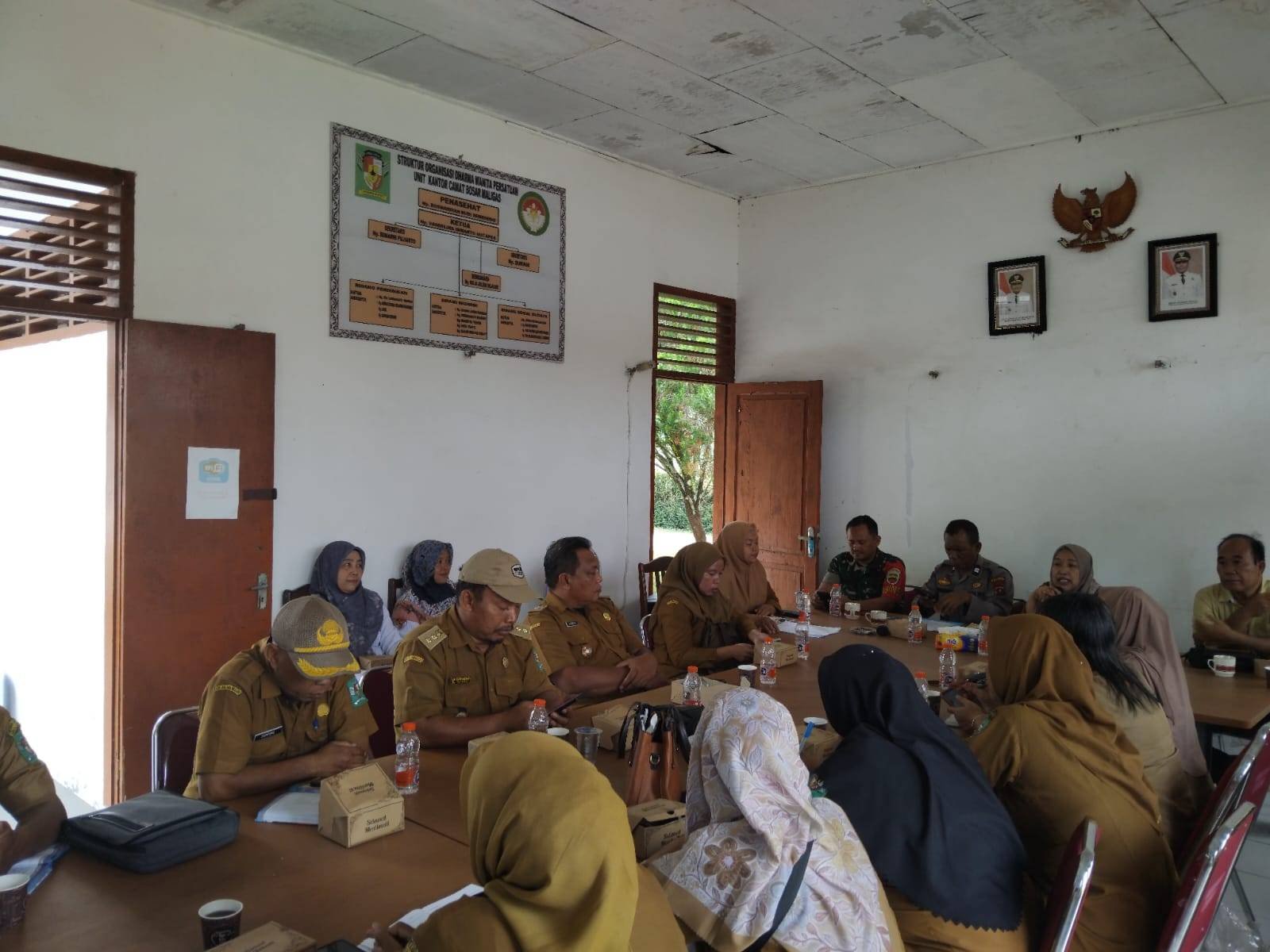 Pererat Silaturahmi Pasca Ramadhan, Ka. KUA Bosar Maligas Hadiri Rapat Harungguan dan Halal Bihalal di Kantor Camat