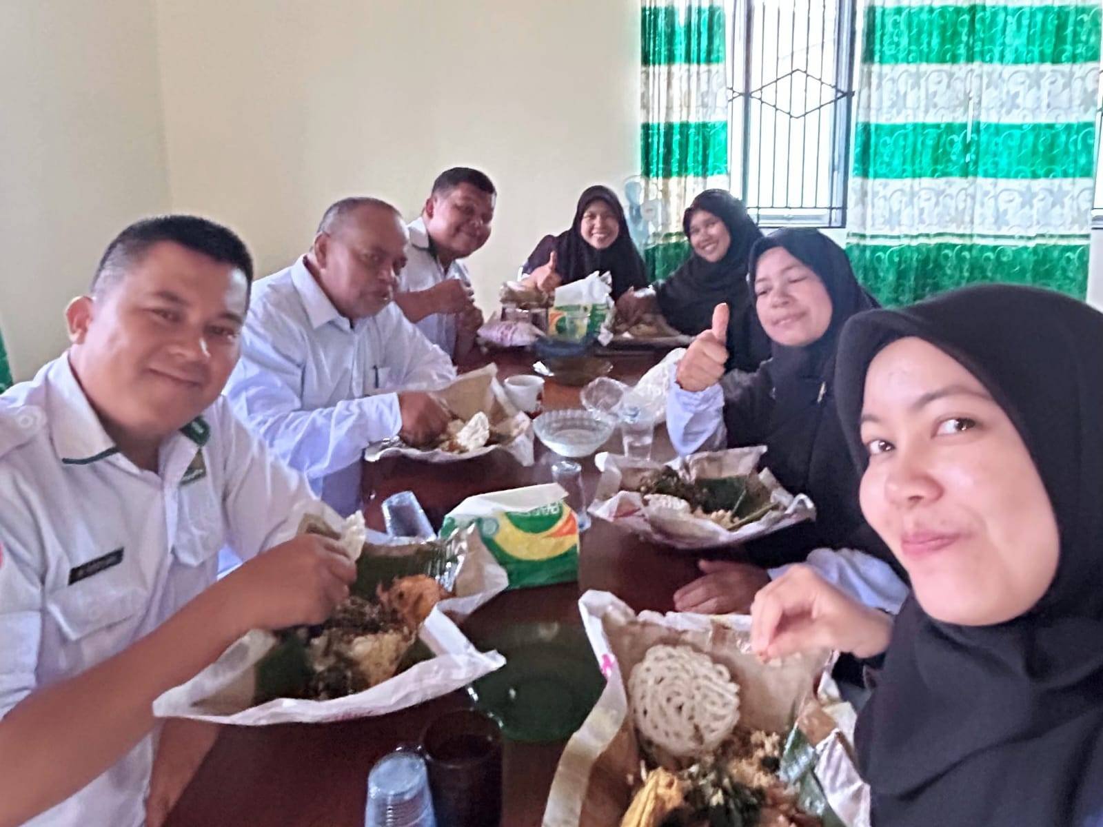 Awali Kerja Pasca Lebaran, Jajaran KUA Siantar Marihat Pererat Silaturahmi Melalui Makan Siang Bersama