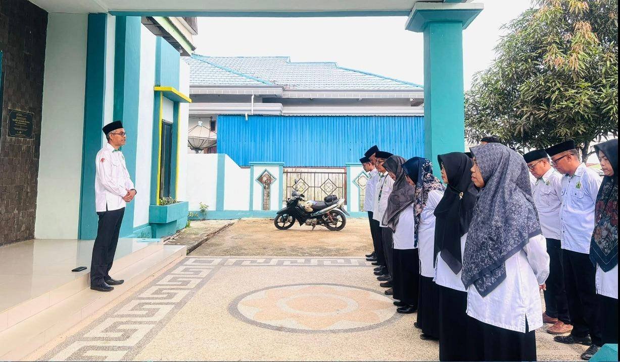 Pasca-WFA, KUA Keritang Teguhkan Disiplin dan Semangat Pelayanan Lewat Apel Pagi