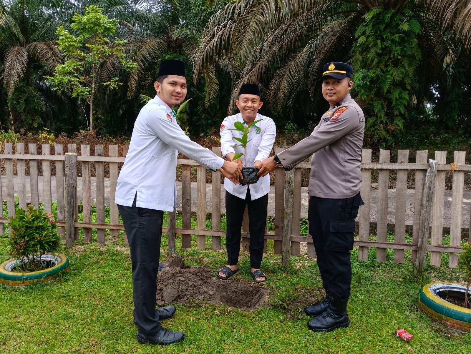 Wujudkan Green Policing, Polsek dan KUA Logas Tanah Darat Berkolaborasi Hijaukan Lingkungan