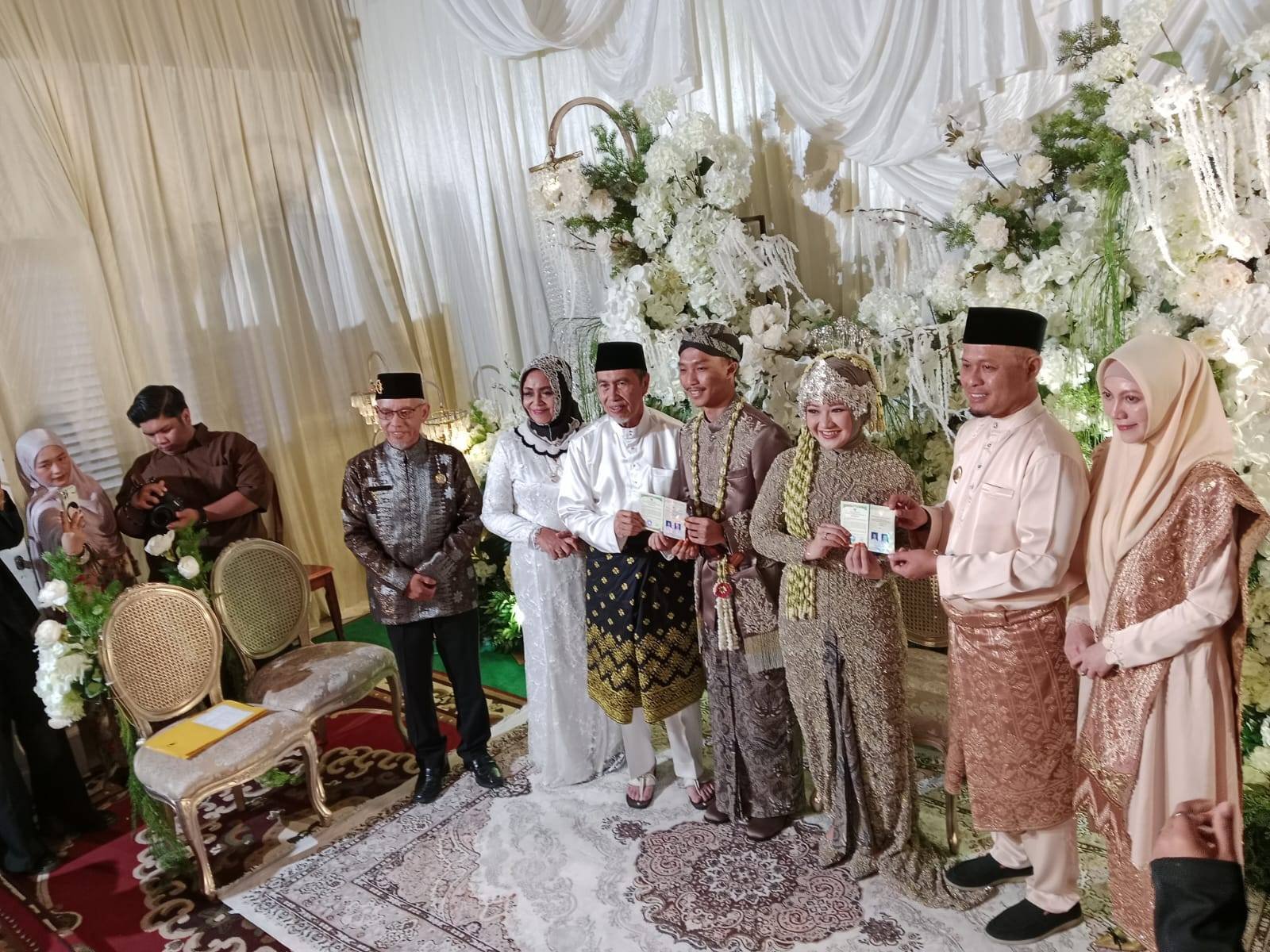  Perdana, Ka. KUA Pekanbaru Kota Pimpin Pernikahan, Walikota dan Gubernur Jadi Saksi.