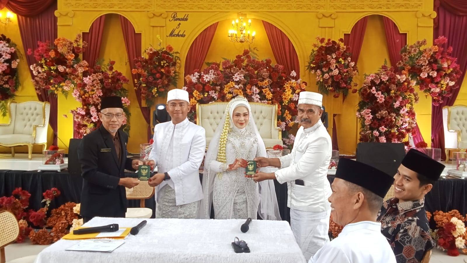Ka. KUA Pekanbaru Kota Pimpin Langsung Akad Nikah Rinaldi dan Michella 