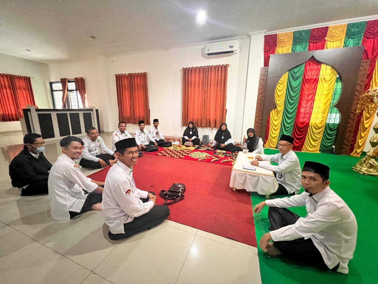 Ka. KUA Pekanbaru Kota Gelar Rapat Perdana Dengan Staff 
