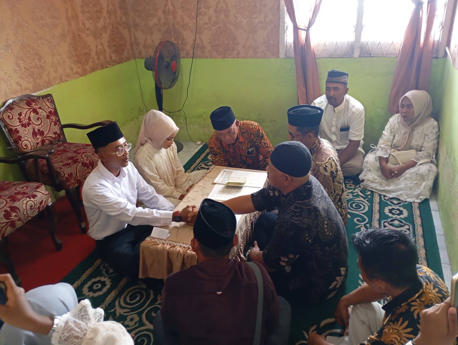 Penghulu KUA Medan Labuhan Catat dan Pandu Akad Nikah di Hari Pertama Penerapan WFH