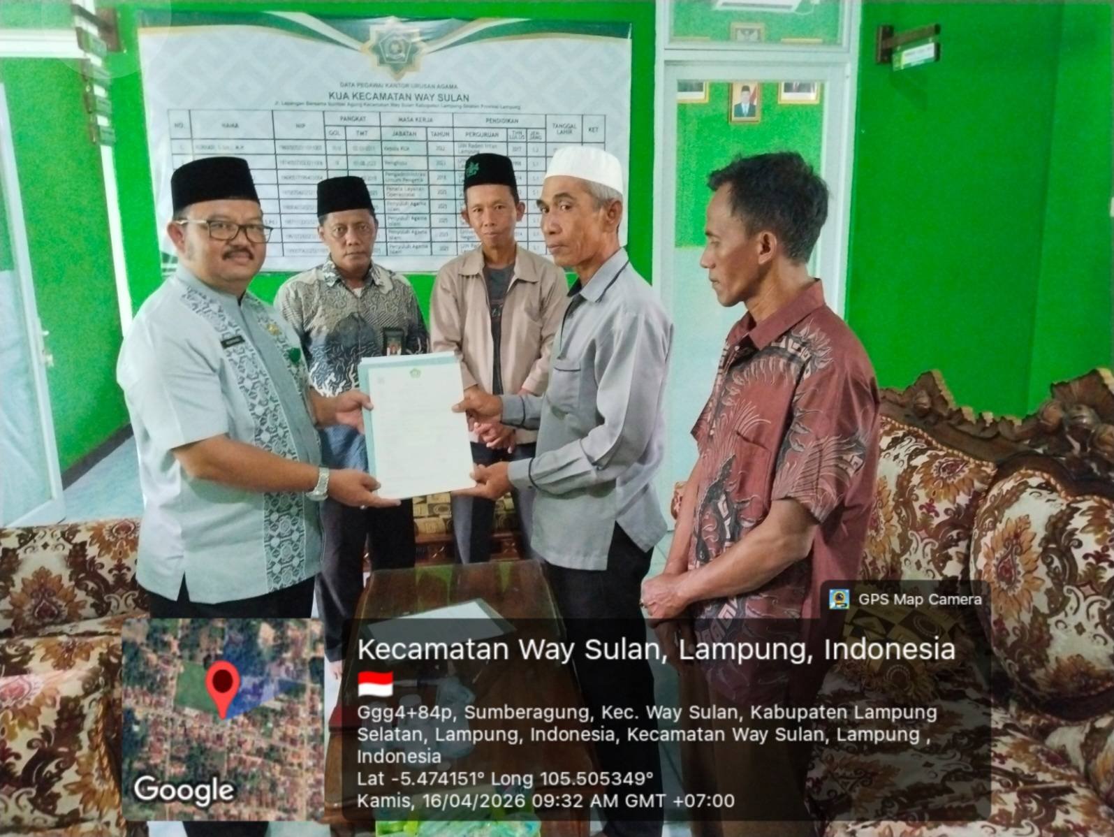 KUA Way Sulan Serahkan Akta Ikrar Wakaf Tanah untuk Masjid Nurul Huda Desa Banjarsari