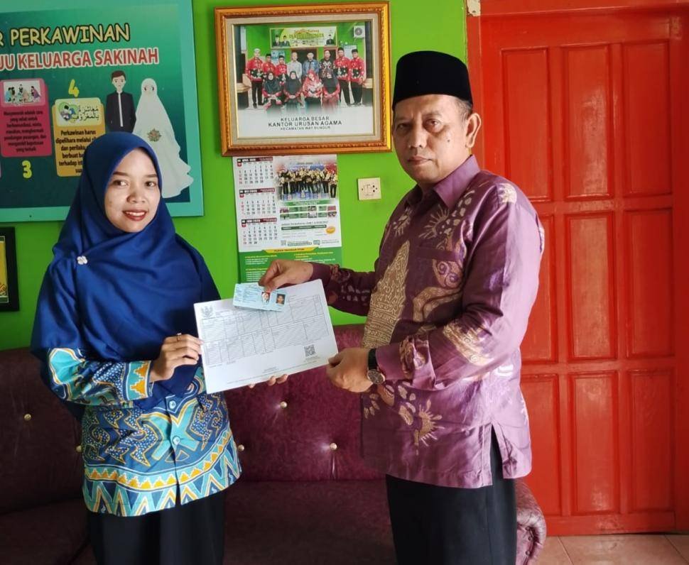 Kepala KUA Way Bungur Serahkan KK dan KTP Baru, Program Layanan “Kado Nikah Terpana”