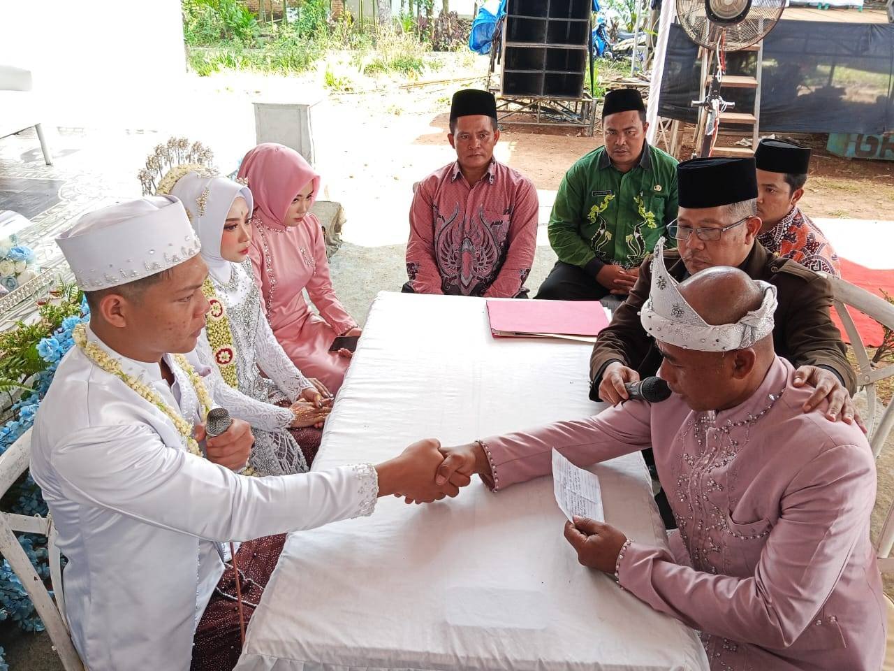 Kepala KUA Marga Tiga Pimpin Akad Nikah Tugi dan Nelly