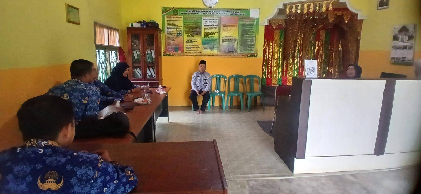 Ka.KUA Kuantan Hilir Pimpin Rapat Evaluasi Kinerja Bersama Pegawai dan Penyuluh