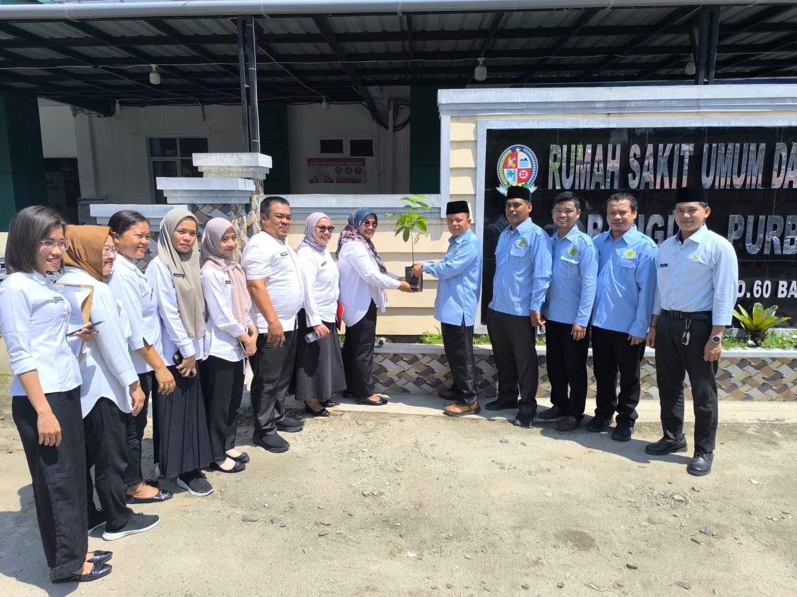 Kegiatan Ekoteologi KUA dan RSUD Bangun Purba: Penanaman Pohon serta Kunjungan ke Ruang Pasien