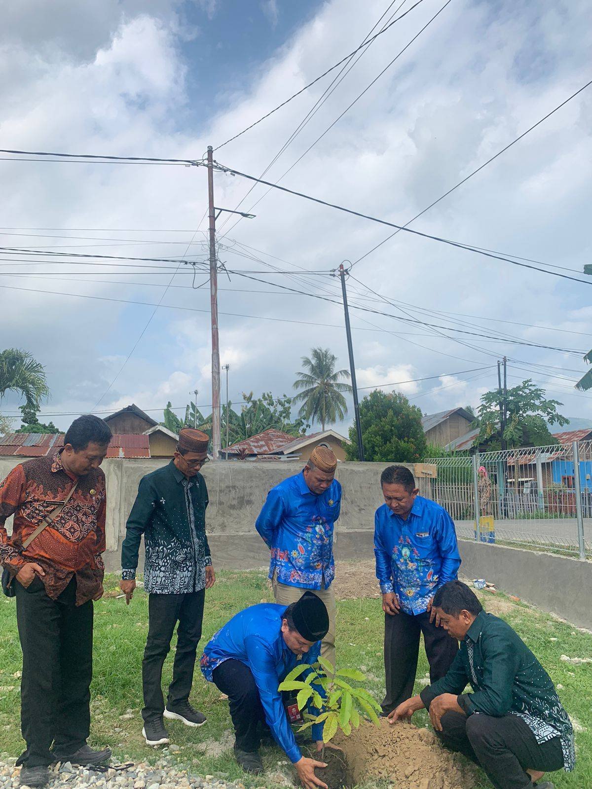 Ketua PW APRI Gorontalo Lakukan Penanaman Pohon di KUA Kabila, Wujud Kepedulian Lingkungan