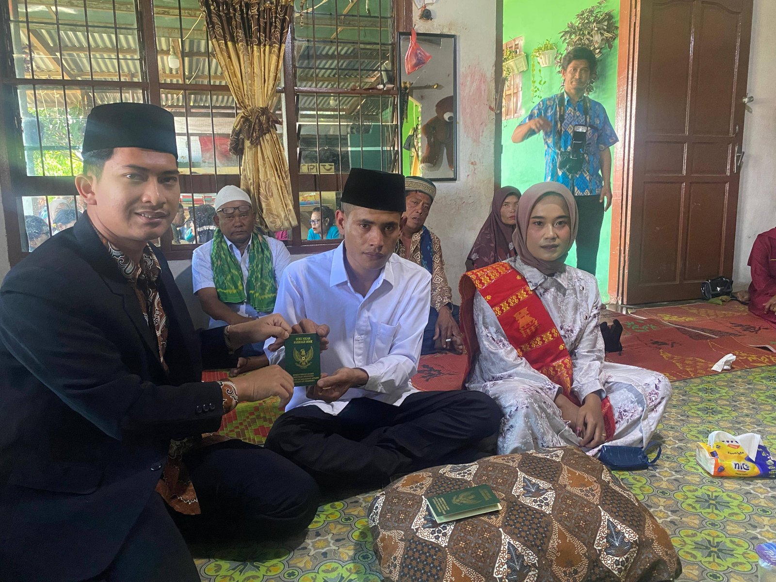 Bukan Sekadar Dokumen, Penghulu KUA Payung: Buku Nikah Adalah Simbol Komitmen untuk Terus Belajar