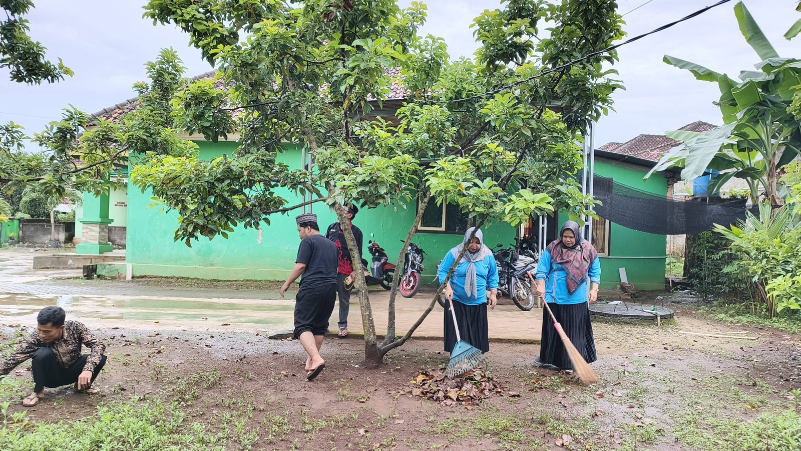 KUA Sekampung Udik Gelar Bersih Jumat GEMAH ASRI