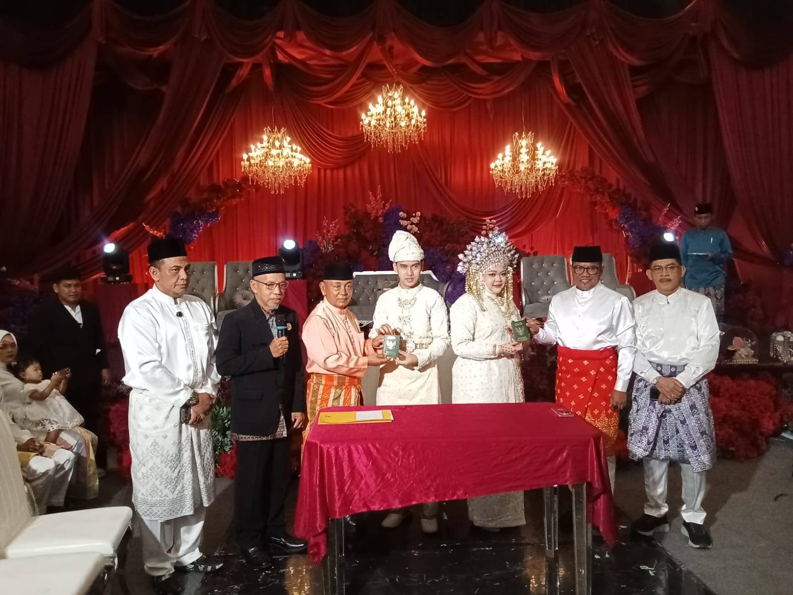 Akad Nikah dr. Sroja Dipimpin Oleh Ka. KUA Pekanbaru Kota, Disaksikan Oleh Bupati Pelalawan