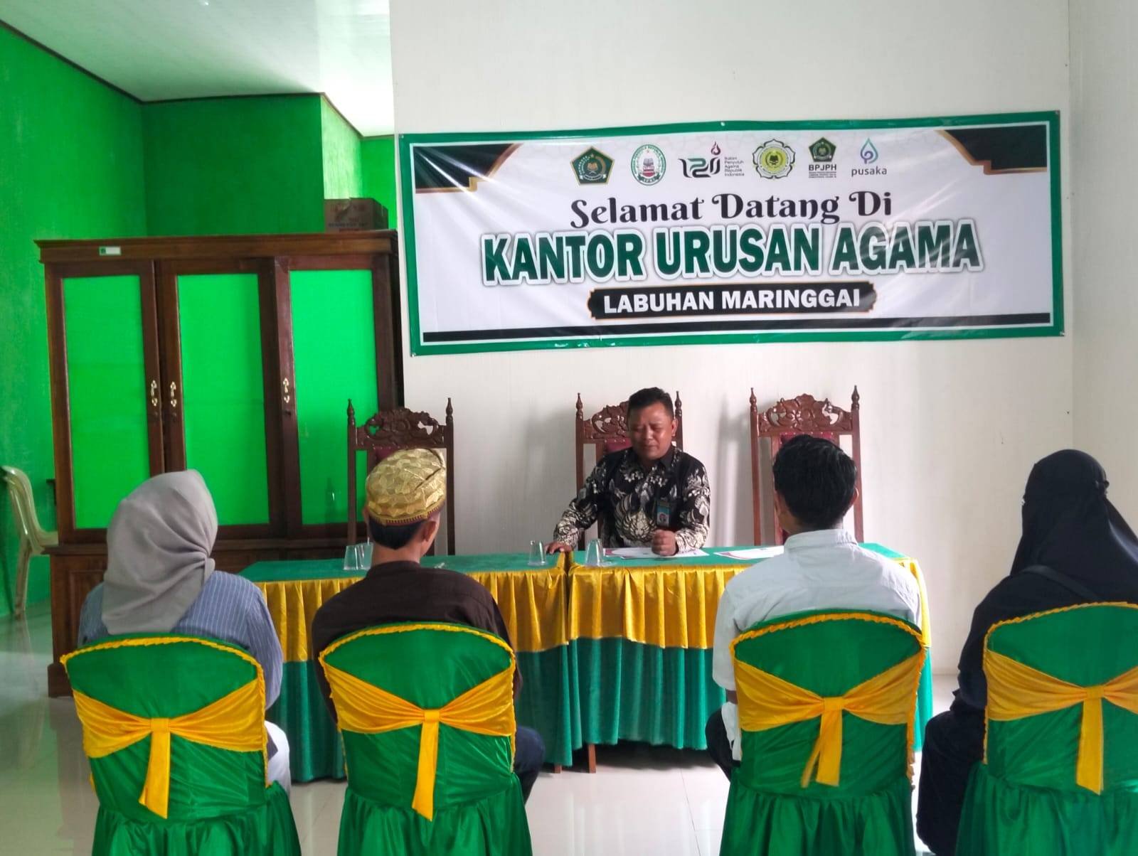 Kepala KUA Labuhan Maringgai Bimwin Calon Pengantin
