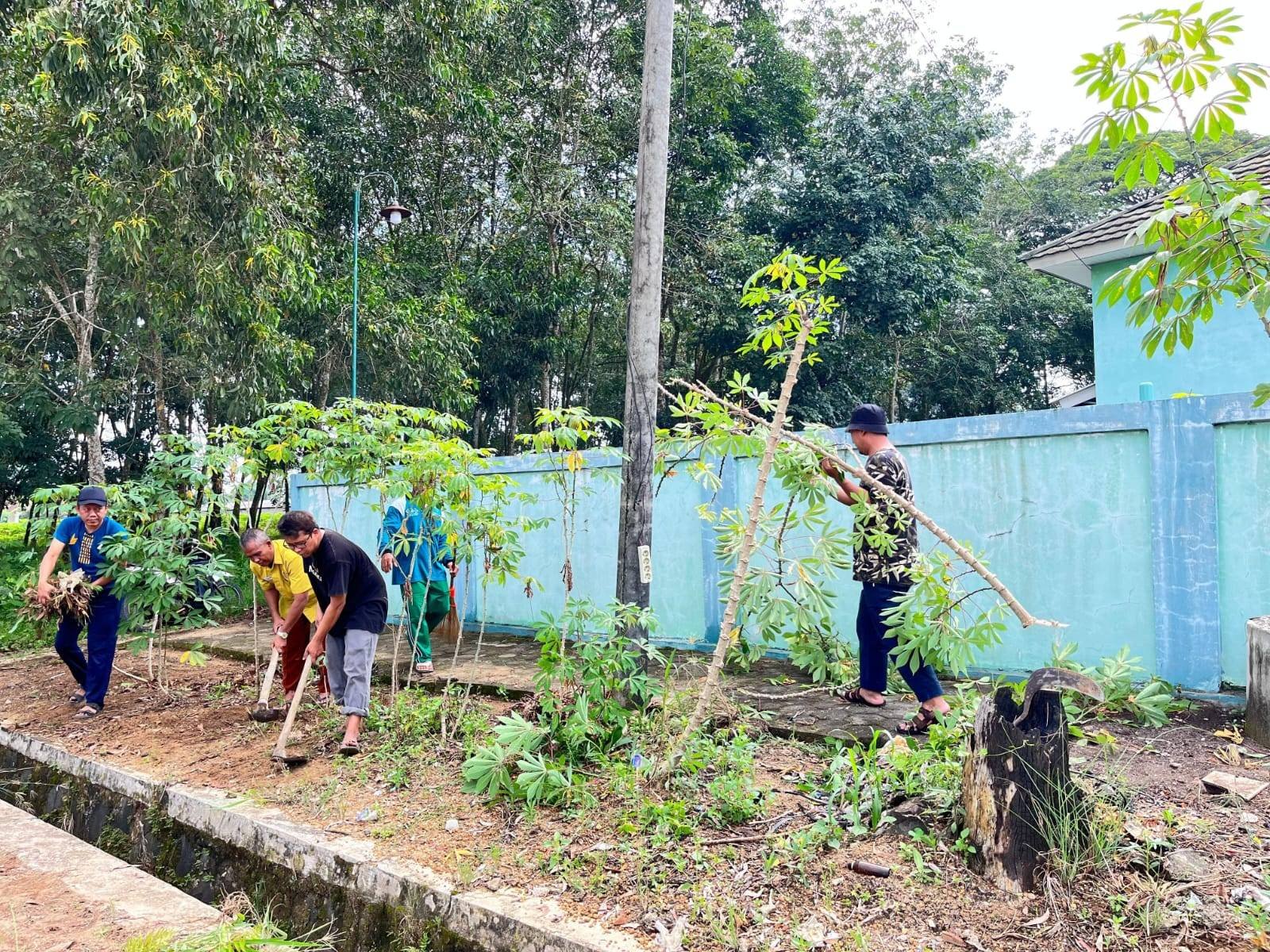 Wujudkan Lingkungan Bersih dan Nyaman, KUA Labuhan Ratu Laksanakan Korve Rutin.