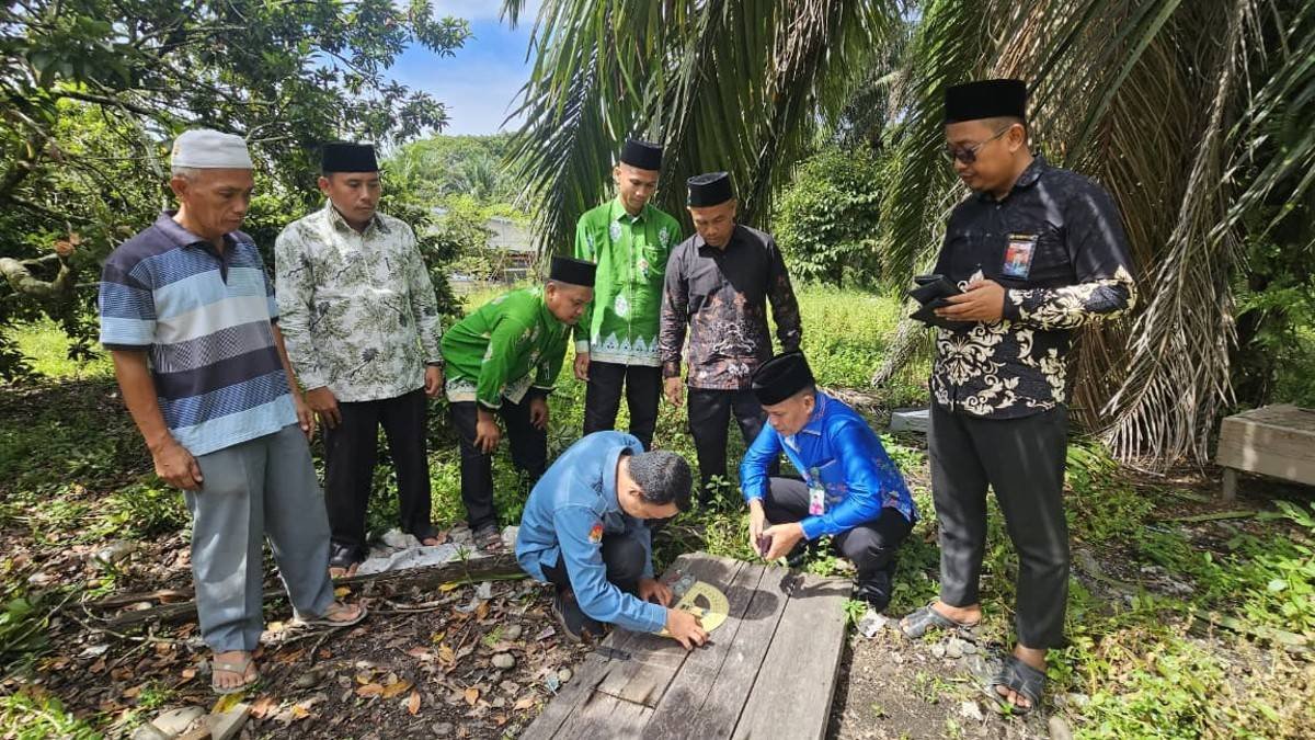 Kepala KUA Koto Kampar Hulu Bersama Tim Bimas Islam Kemenag Kampar Lakukan Pengukuran Arah Kiblat Masjid Darul Azmi