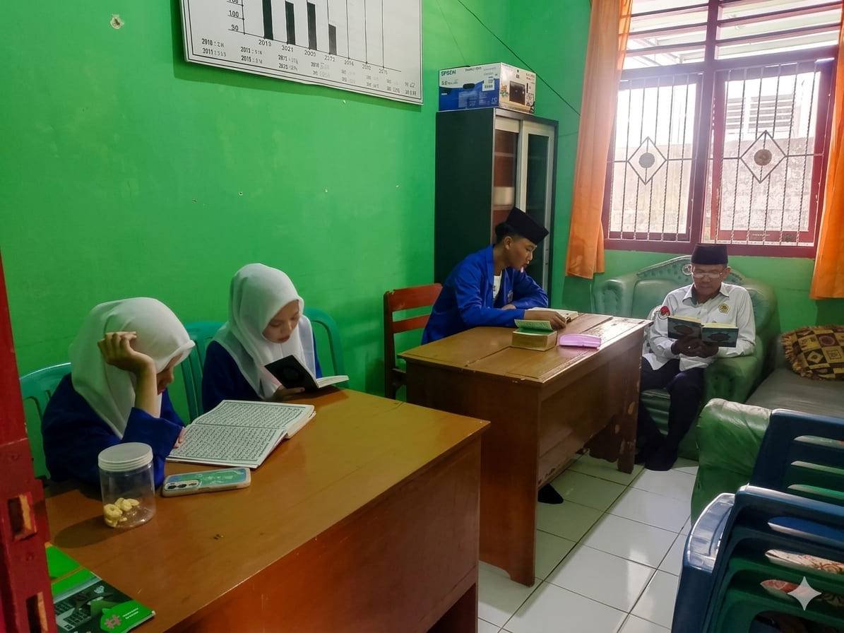 Kepala KUA Mataram Baru Bekali Siswa PKL dengan Disiplin dan Tilawah