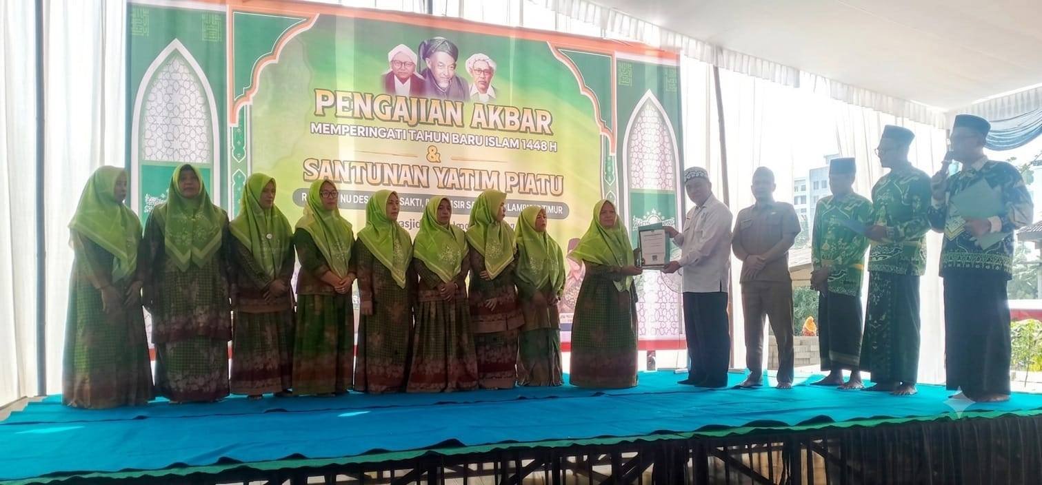 Kepala KUA Pasir Sakti Serahkan SKT Majelis Taklim pada Pengajian Akbar