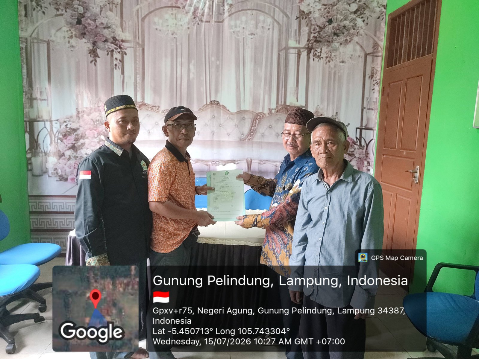 Kepala KUA Gunung Pelindung Serahkan AIW kepada Nazir Desa Pempen