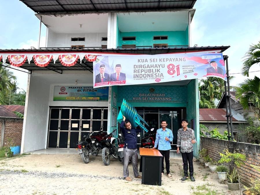 Semangat Nasionalisme, KUA Sei Kepayang Hiasi Lingkungan dengan Spanduk Kemerdekaan