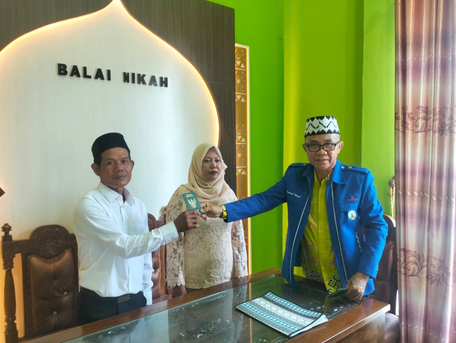 Kepala KUA Purbolinggo Pimpin Pencatatan Nikah Ahmad Sukri dan Sunarni
