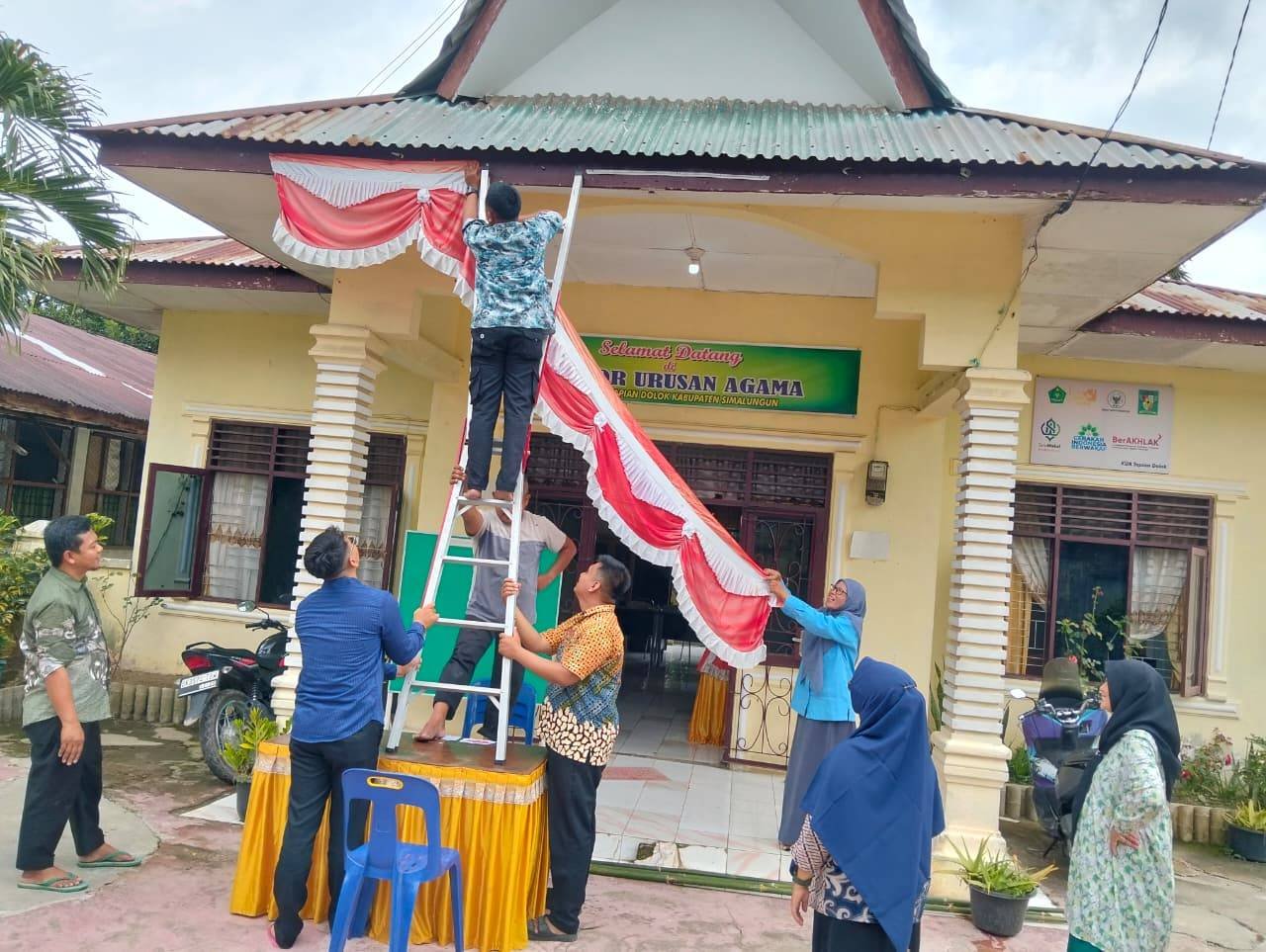 Sambut HUT ke-81 RI, KUA Tapian Dolok Gotong Royong Pasang Dekorasi Merah Putih