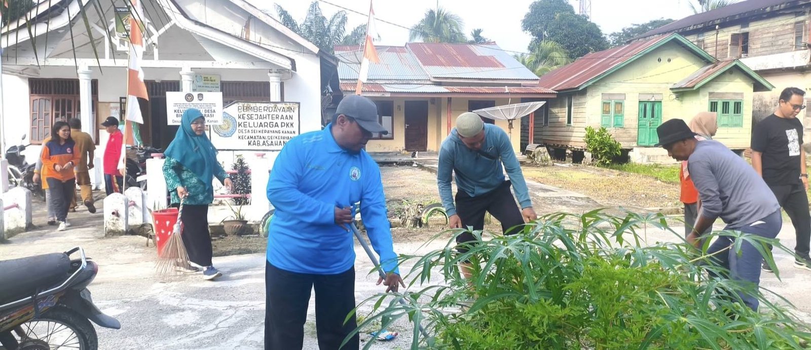 Kepala KUA Sei Kepayang Turut Berpartisipasi dalam Gotong Royong Massal Sambut HUT ke-81 RI