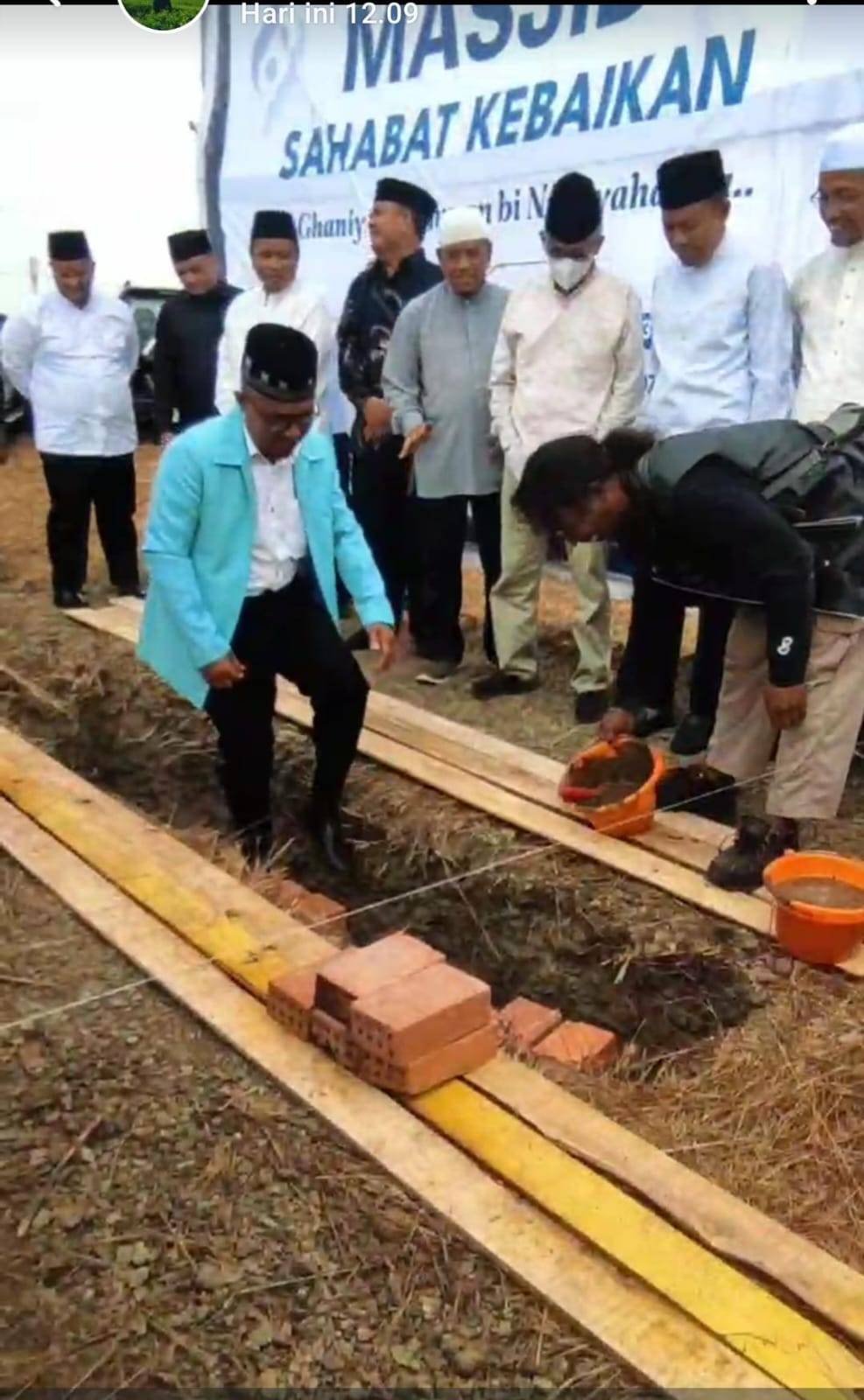 Peletakan Batu Pertama Masjid Sahabat Kebaikan, Kepala KUA Alang-Alang Lebar Dorong Konsep Ekoteologi