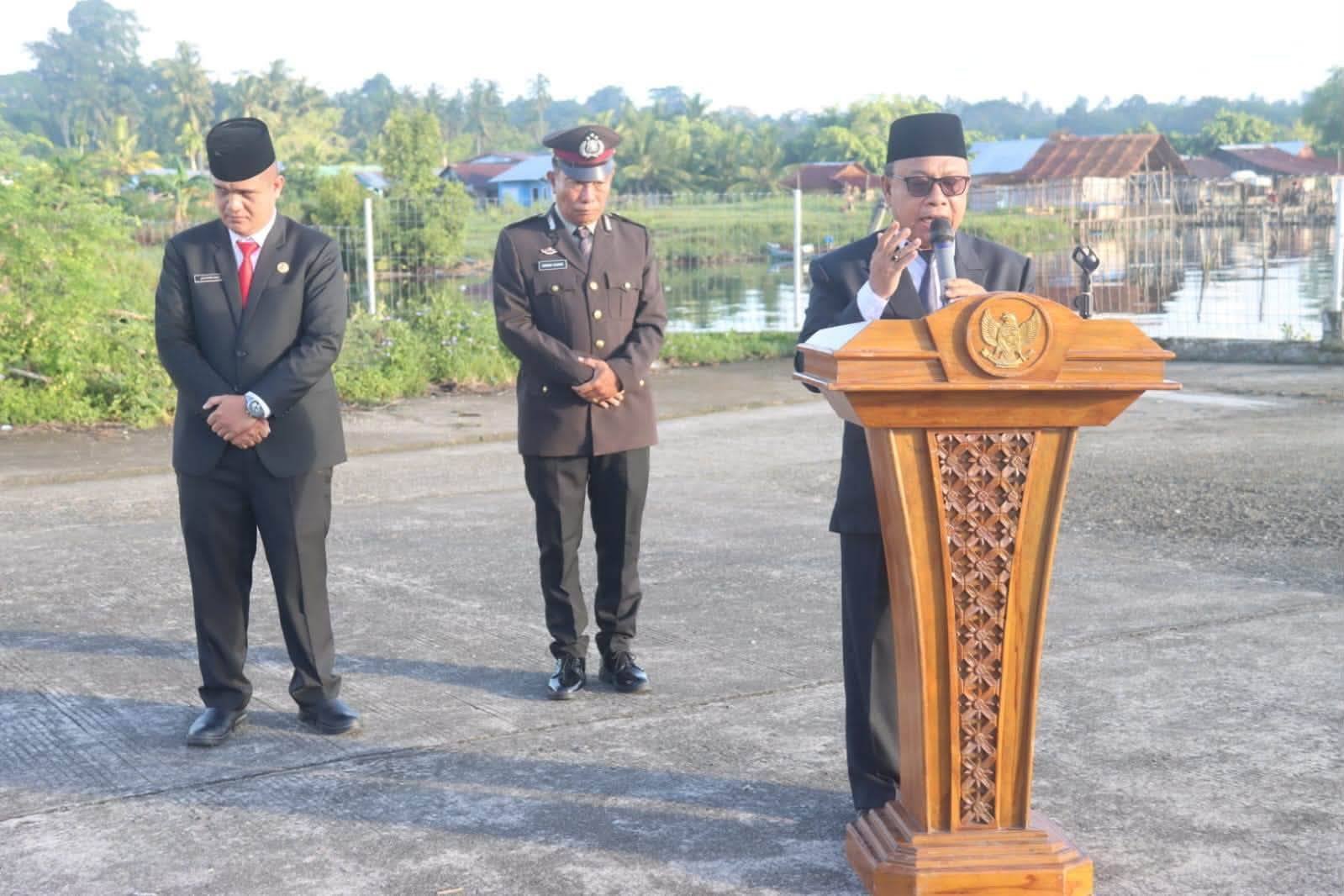 Kepala KUA Lahewa Pimpin Doa pada Kegiatan Tabur Bunga, Kenang Jasa Para Pahlawan