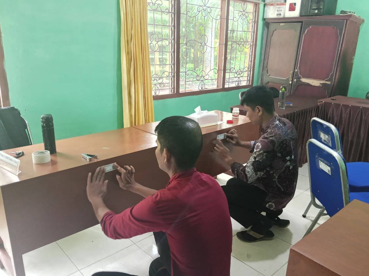 KUA Tuhemberua Perkuat Tertib Administrasi BMN Melalui Pemasangan Label Barcode
