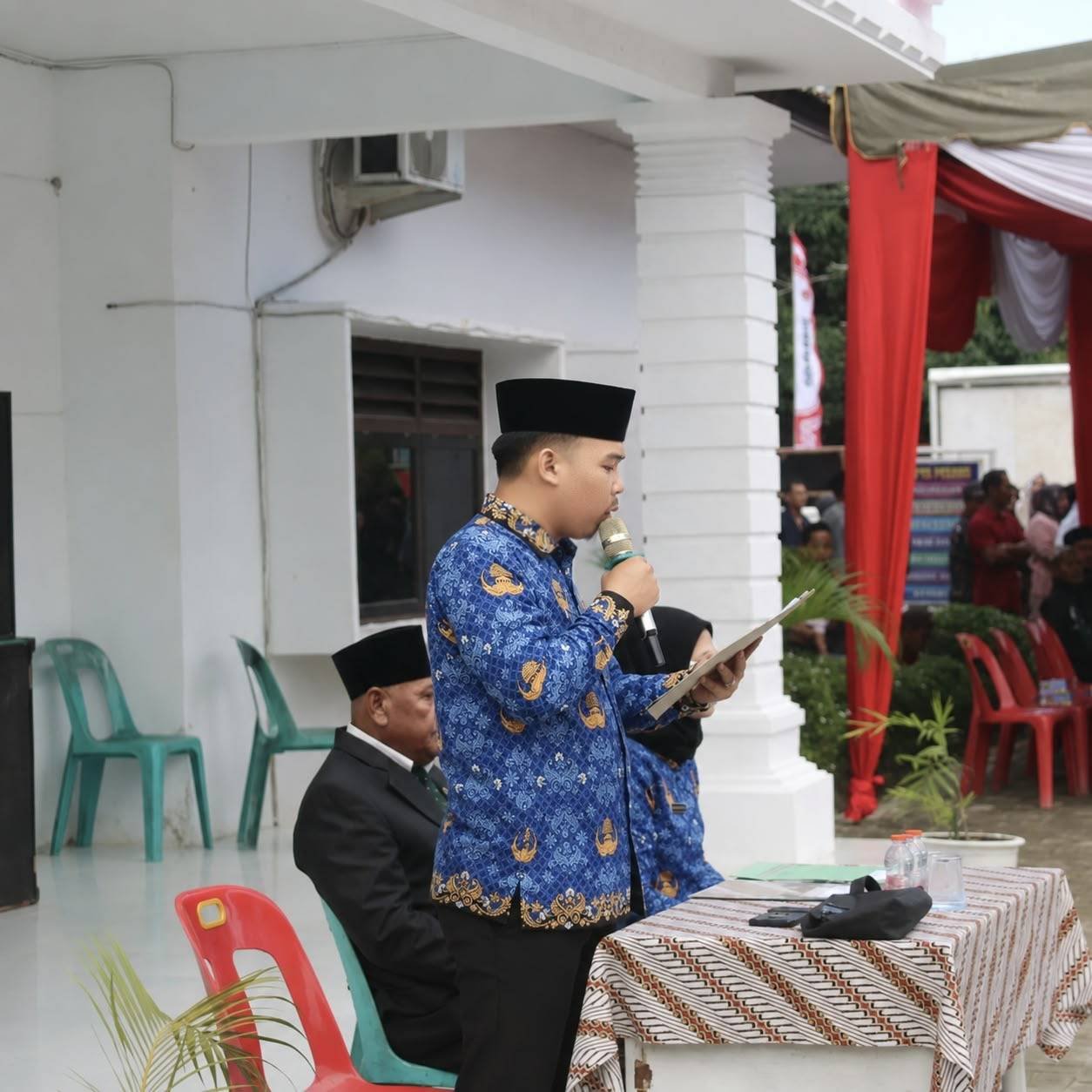 Penghulu KUA Sei Kepayang Jadi Pembaca Doa pada Upacara HUT ke-81 Kemerdekaan RI di Halaman Kantor Camat Sei Kepayang