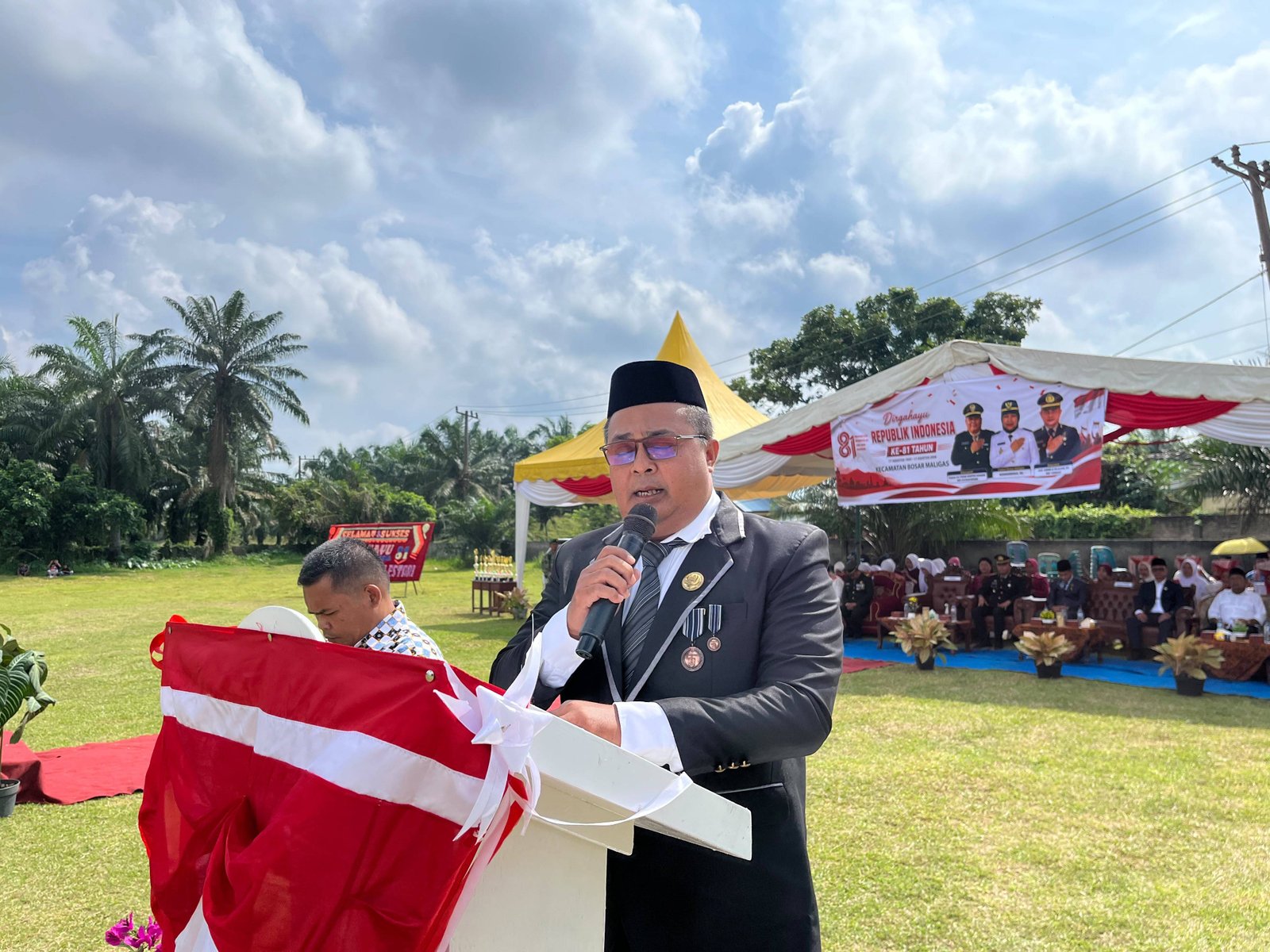 Kepala KUA Bosar Maligas Panjatkan Doa pada Upacara HUT ke-81 RI di Kecamatan Bosar Maligas