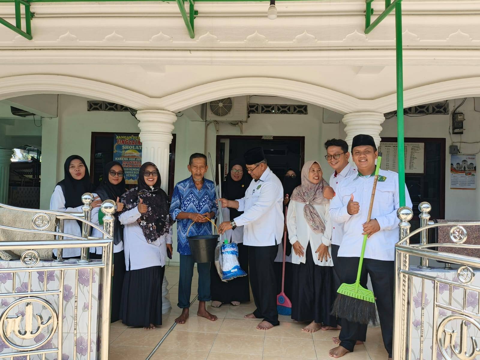 KUA Tapian Dolok Gelar Gerakan Bersih-Bersih Masjid Al-Wahab, Wujud Kepedulian terhadap Kebersihan Rumah Ibadah