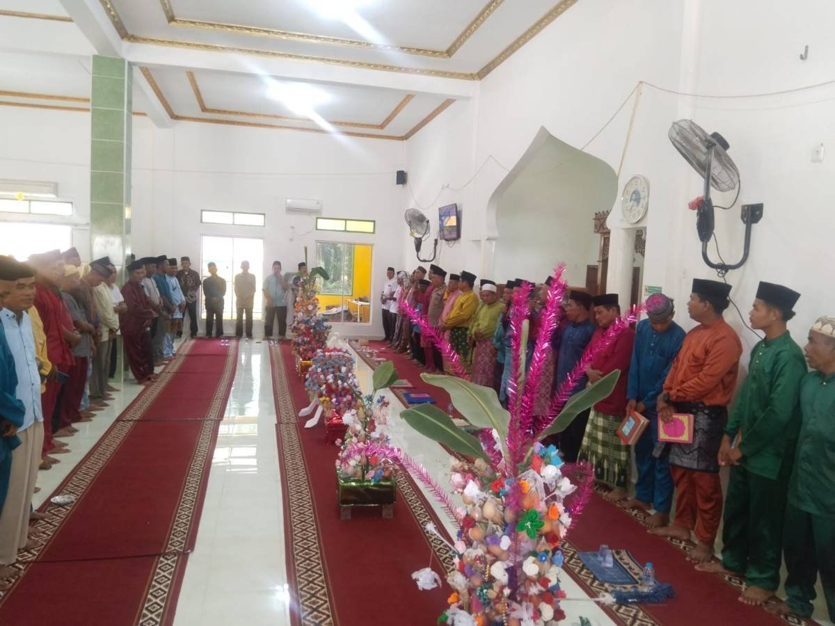 Merawat Tradisi Pesisir, Penghulu KUA Rupat Utara Hadiri Khatam Maulid Nabi di Masjid Jamik Al Muttaqin