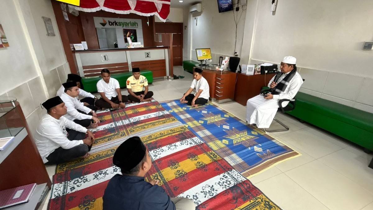 Kepala KUA Tapung Hulu Isi Tarbiyah Ruhiyah di BRK Syariah Kedai Sukaramai, Tegaskan Keteladanan Nabi Lewat Urutan Surah Al-Qur'an