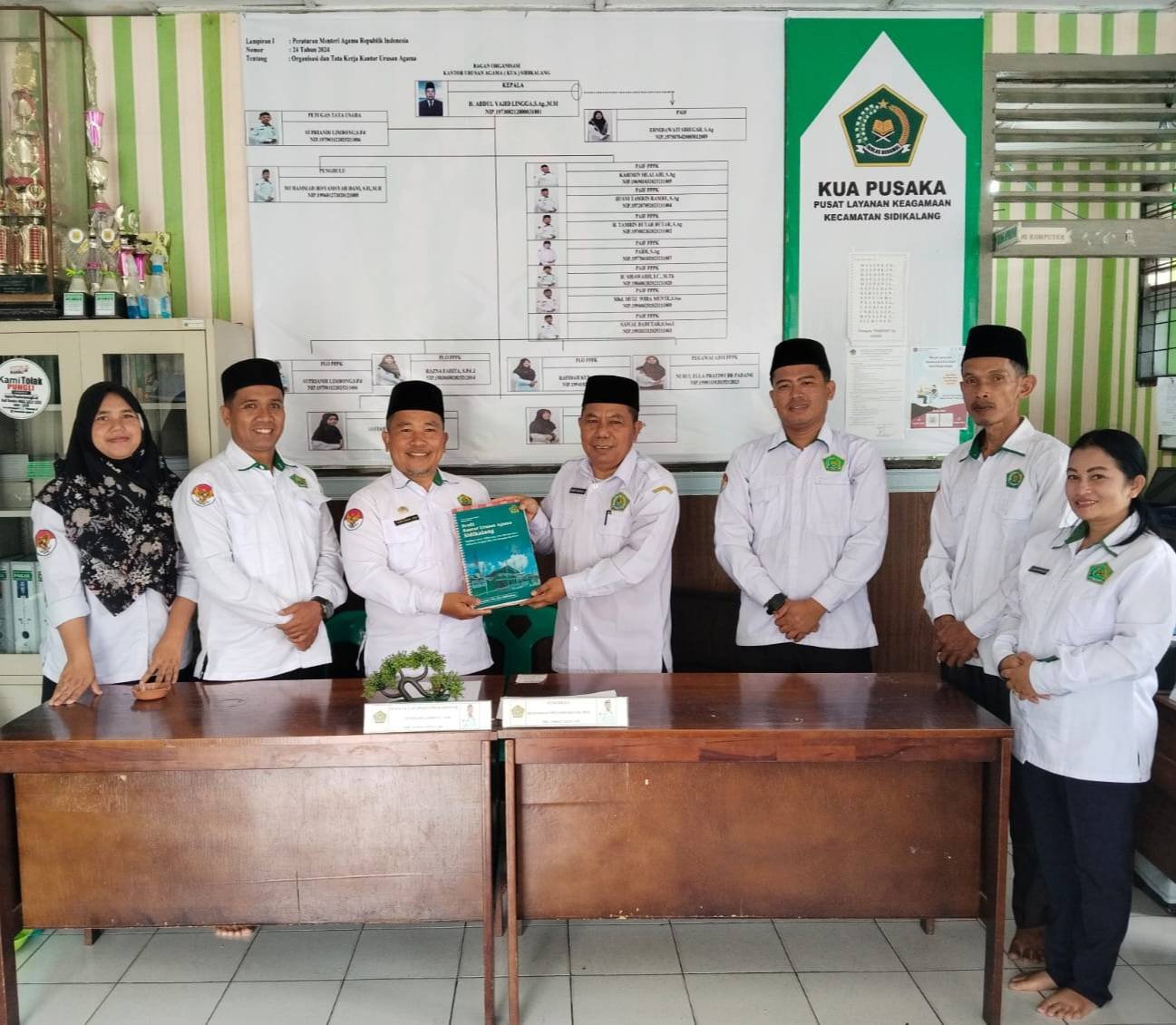 Serahkan Dokumen dan Laporan Kepemimpinan, KUA Sidikalang Gelar Pisah Sambut Pejabat Baru