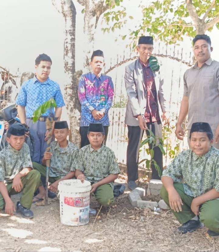Tanam Pohon, Wujud Kepedulian Penghulu dan Penyuluh terhadap Lingkungan Madrasah